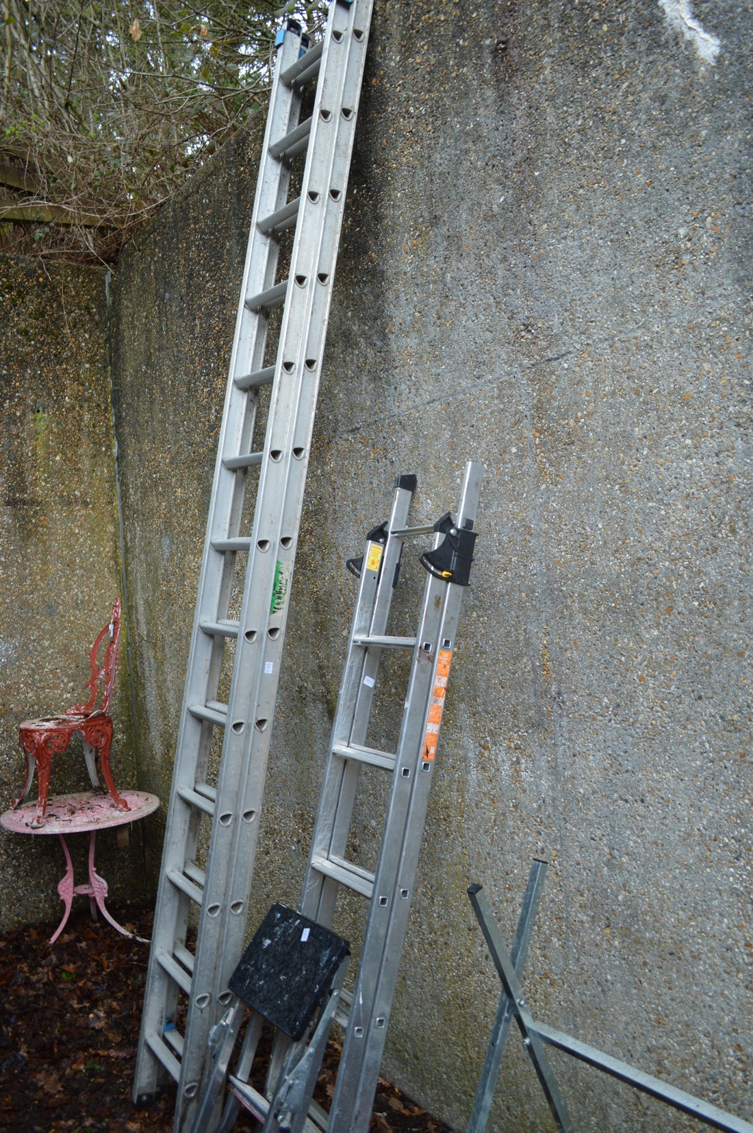 An aluminium two section ladder and two step ladders. - Image 2 of 2