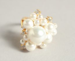 A SILVER AND 18 CT GOLD PLATED PEARL RING.