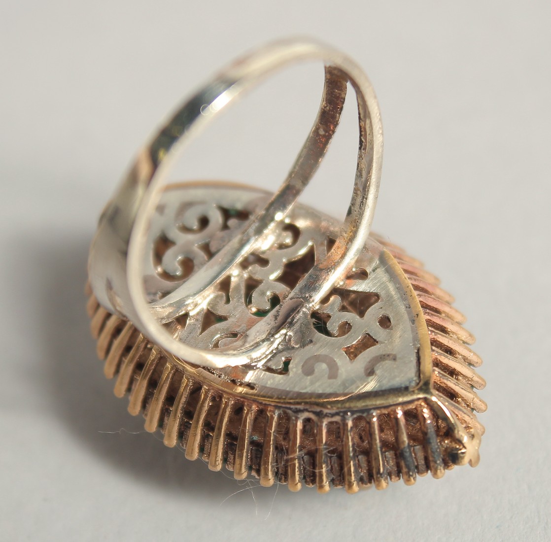 A SILVER AND GILT GEORGIAN STYLE RING. - Image 2 of 3