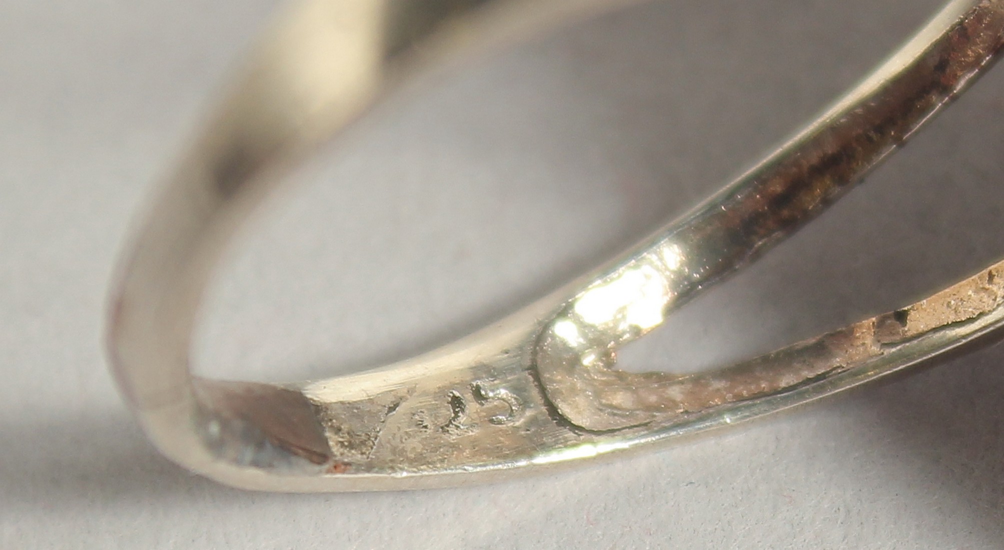 A SILVER AND GILT GEORGIAN STYLE RING. - Image 3 of 3