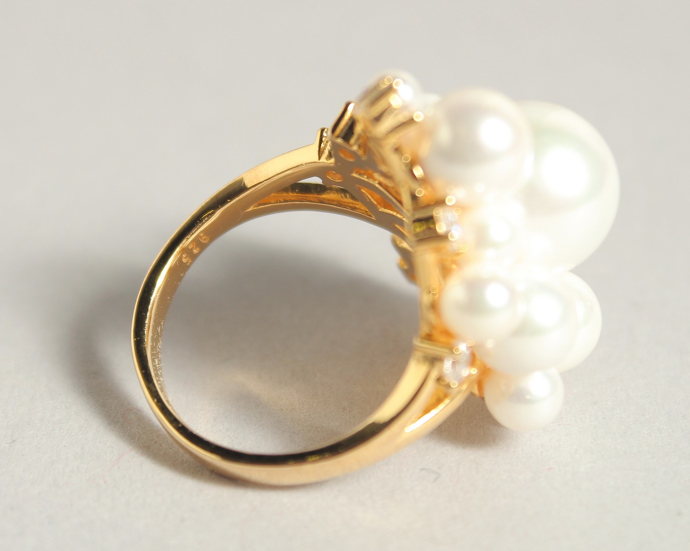 A SILVER AND 18 CT GOLD PLATED PEARL RING. - Image 3 of 4