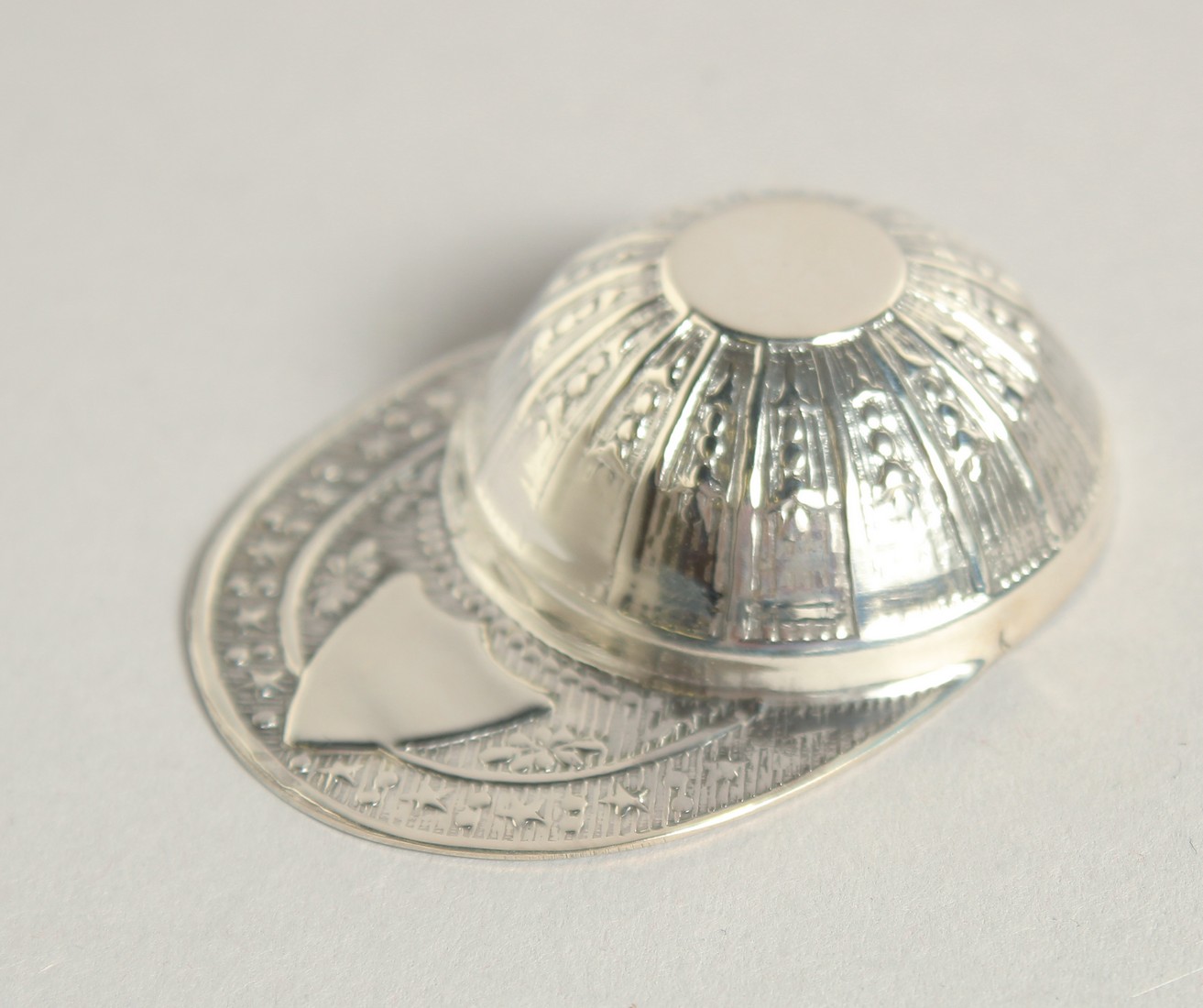 A SILVER JOCKEY CAP CADDY SPOON.