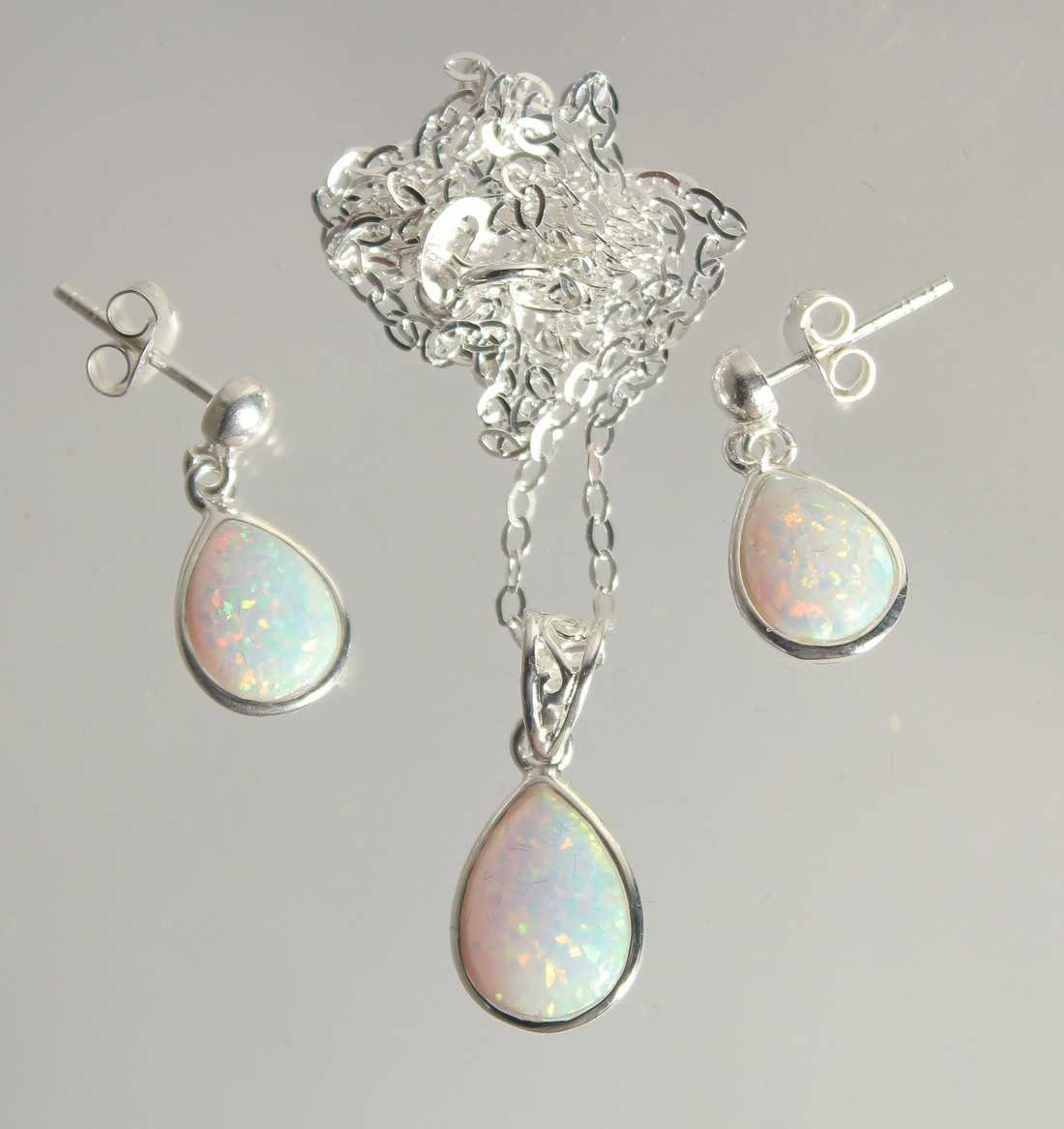 A SILVER NECKLACE AND EARRINGS WITH PEAR SHAPED OPALS.