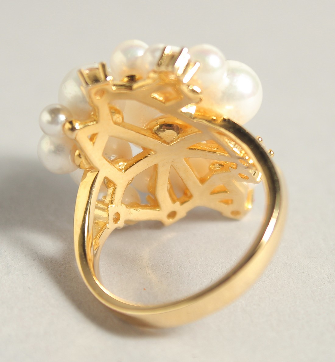 A SILVER AND 18 CT GOLD PLATED PEARL RING. - Image 2 of 4