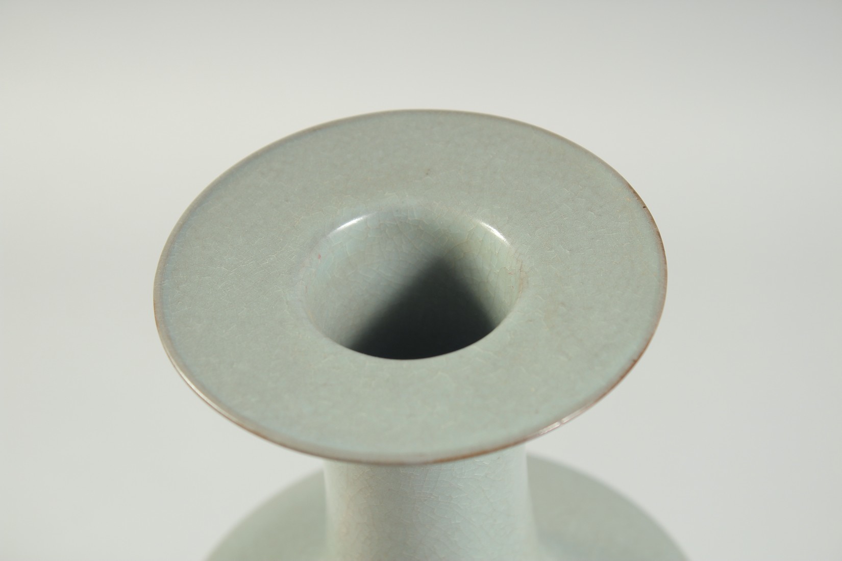 A CHINESE CELADON GLAZE VASE, 22cm high. - Image 4 of 5