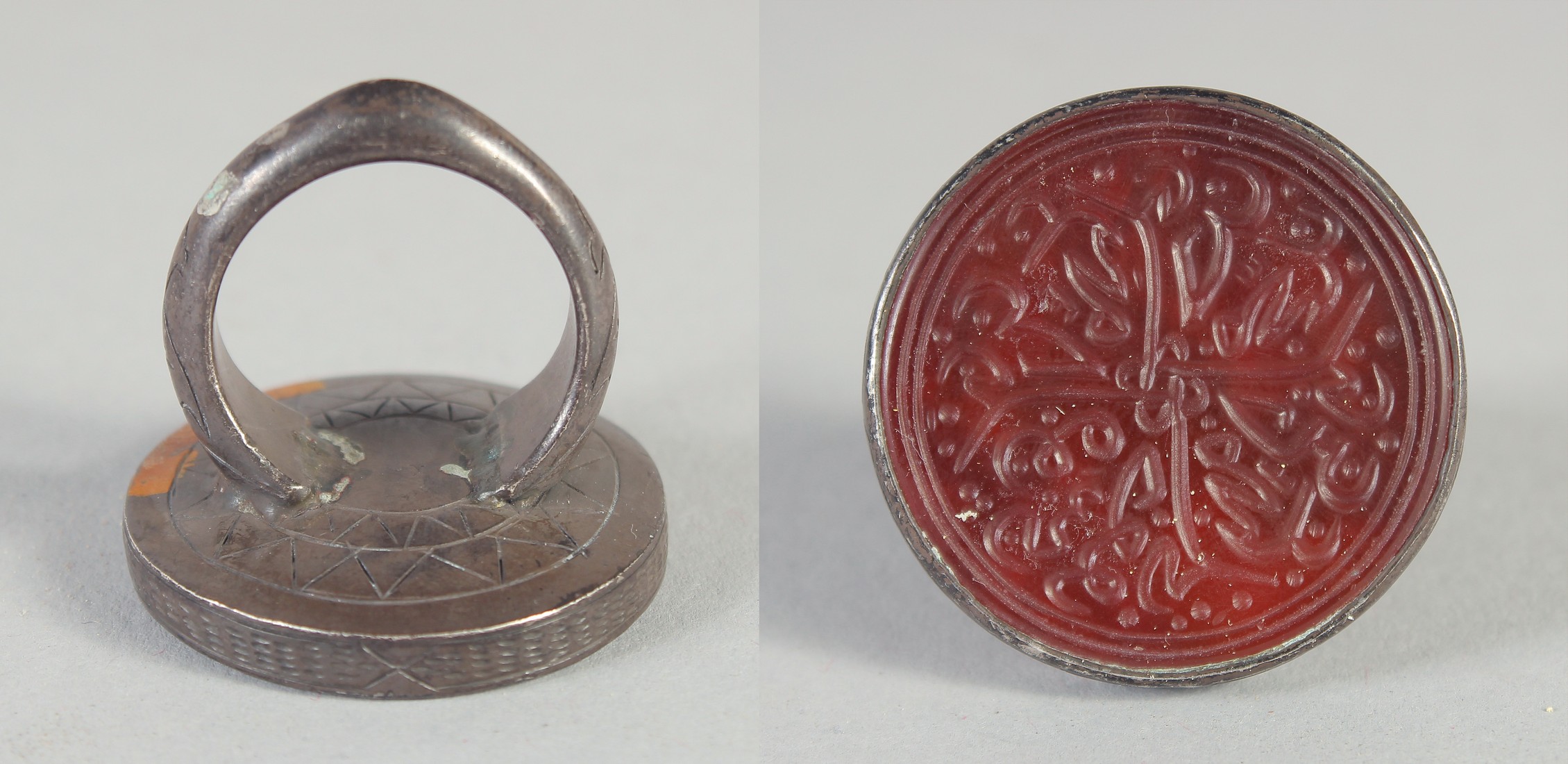 A FINE LARGE PERSIAN ENGRAVED AGATE / CARNELIAN RING.