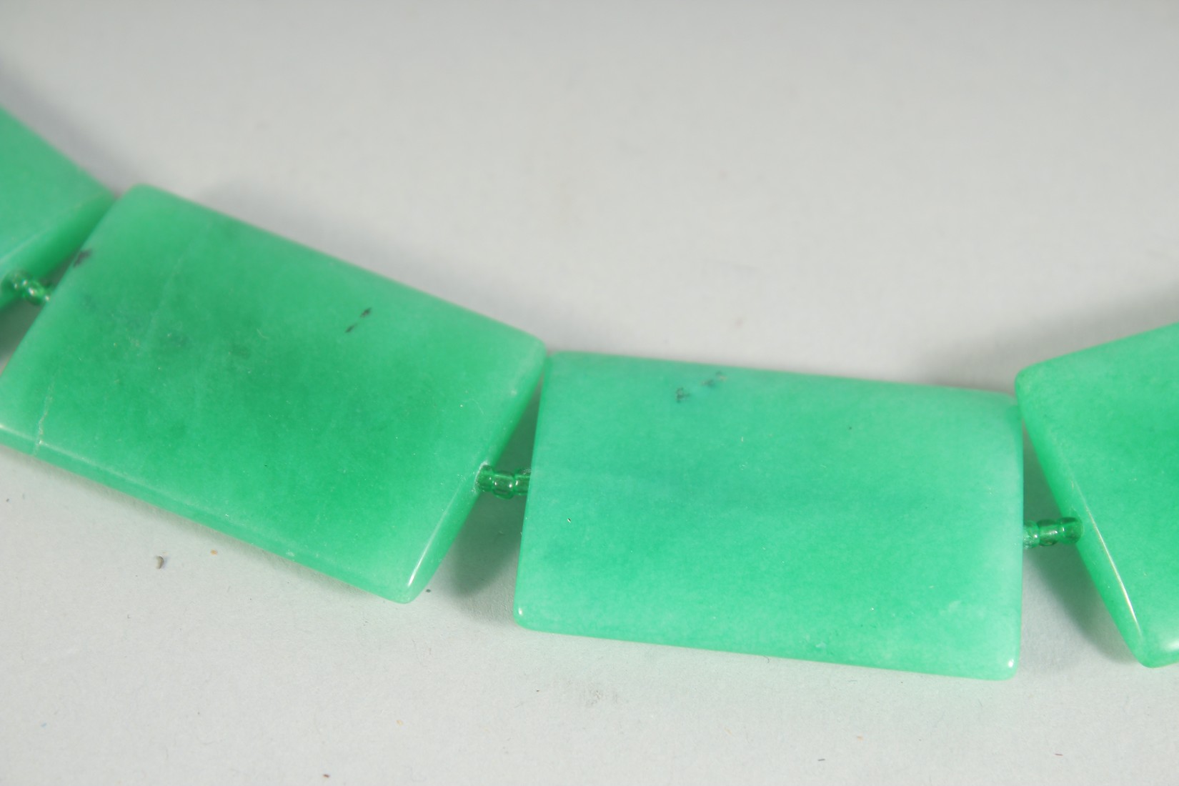 A JADE / JADITE NECKLACE. - Image 2 of 2