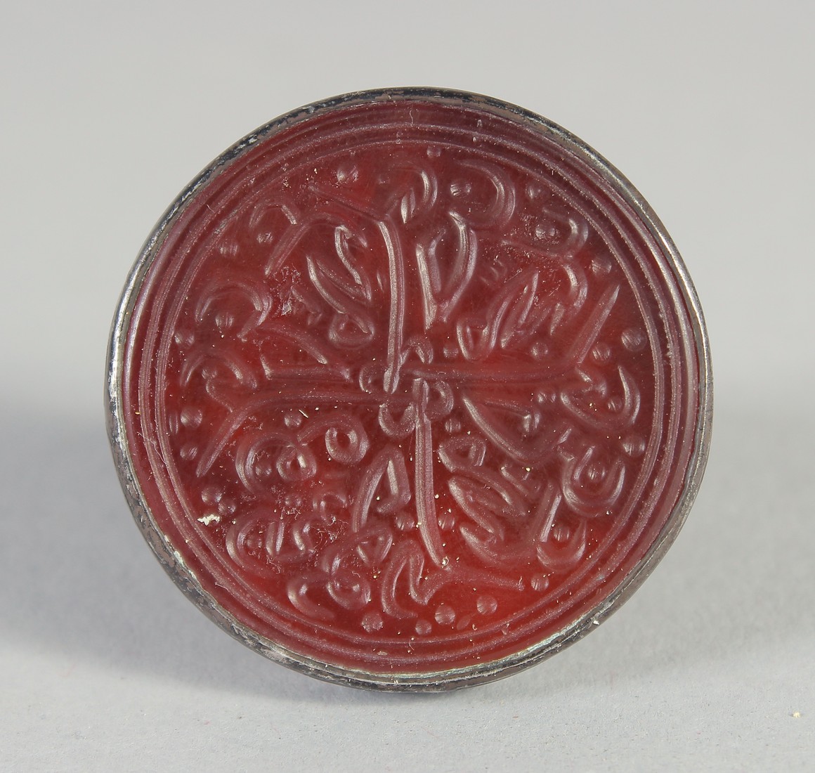 A FINE LARGE PERSIAN ENGRAVED AGATE / CARNELIAN RING. - Image 3 of 4