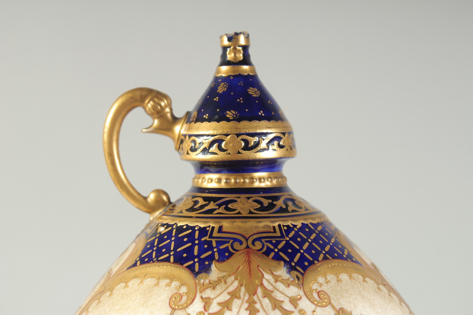 AN OTTOMAN MARKET ROYAL DERBY PORCELAIN VESSEL, with gilded foliate decoration, 22.5cm high. - Image 5 of 7