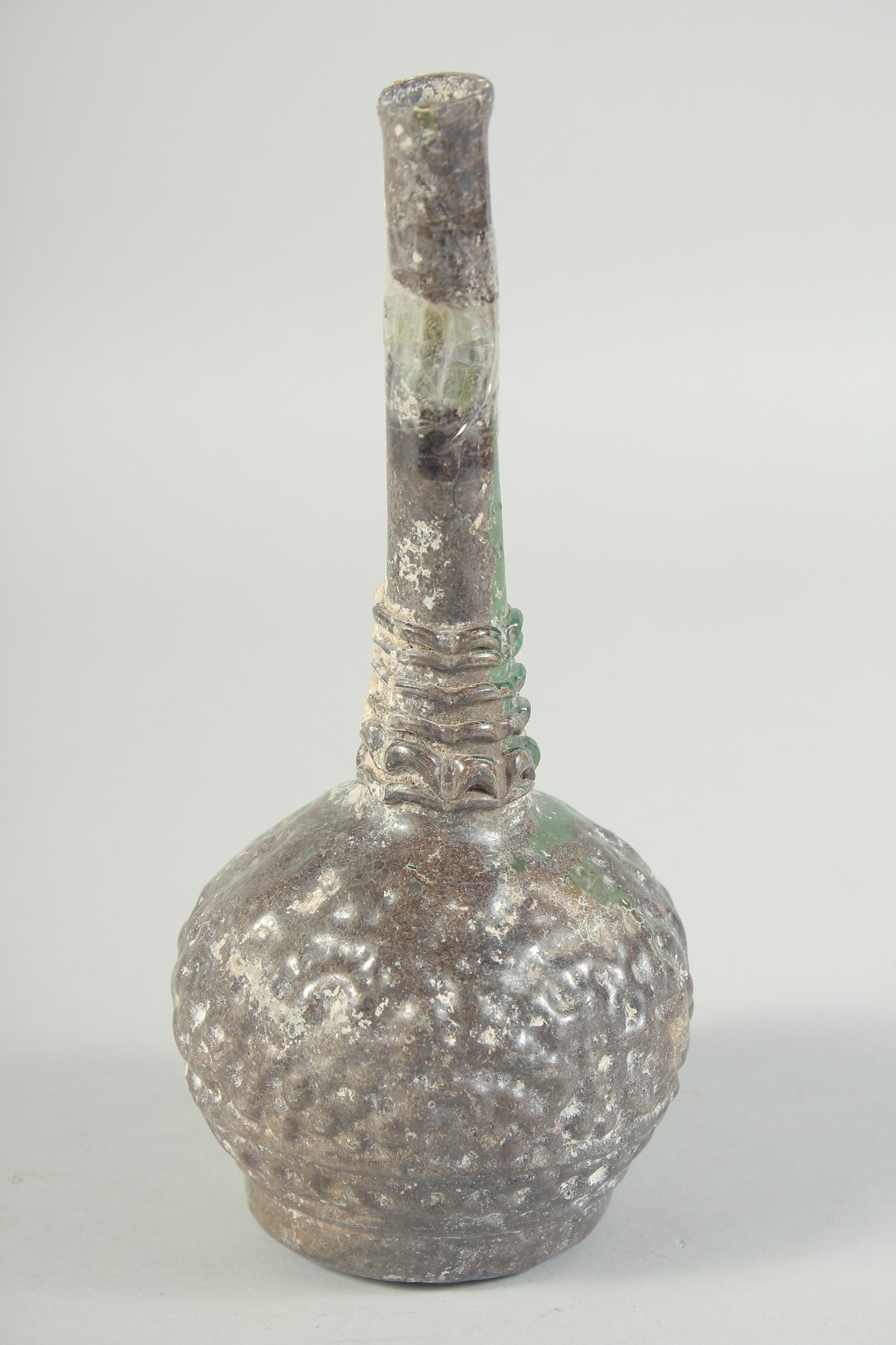 AN EARLY ISLAMIC GREEN GLASS BOTTLE, 20cm high. - Image 2 of 5