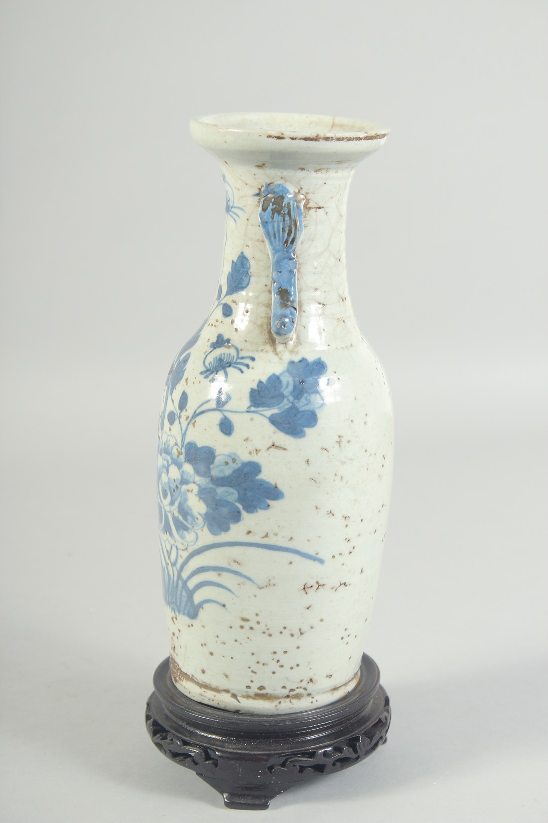 A 19TH CENTURY QING DYNASTY CHINESE BLUE AND WHITE TWIN HANDLE VASE, with hardwood stand, vase 23. - Image 4 of 6