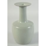 A CHINESE CELADON GLAZE VASE, 22cm high.