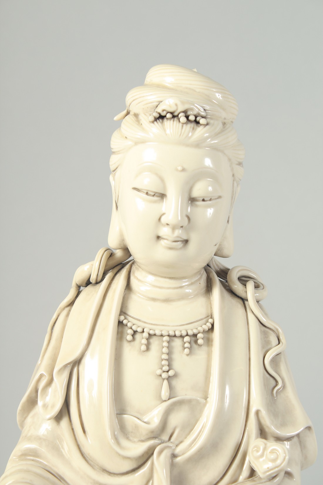 A LARGE BLANC-DE-CHINE GUANYIN AND CHILDREN, 46.5cm high. - Image 2 of 9