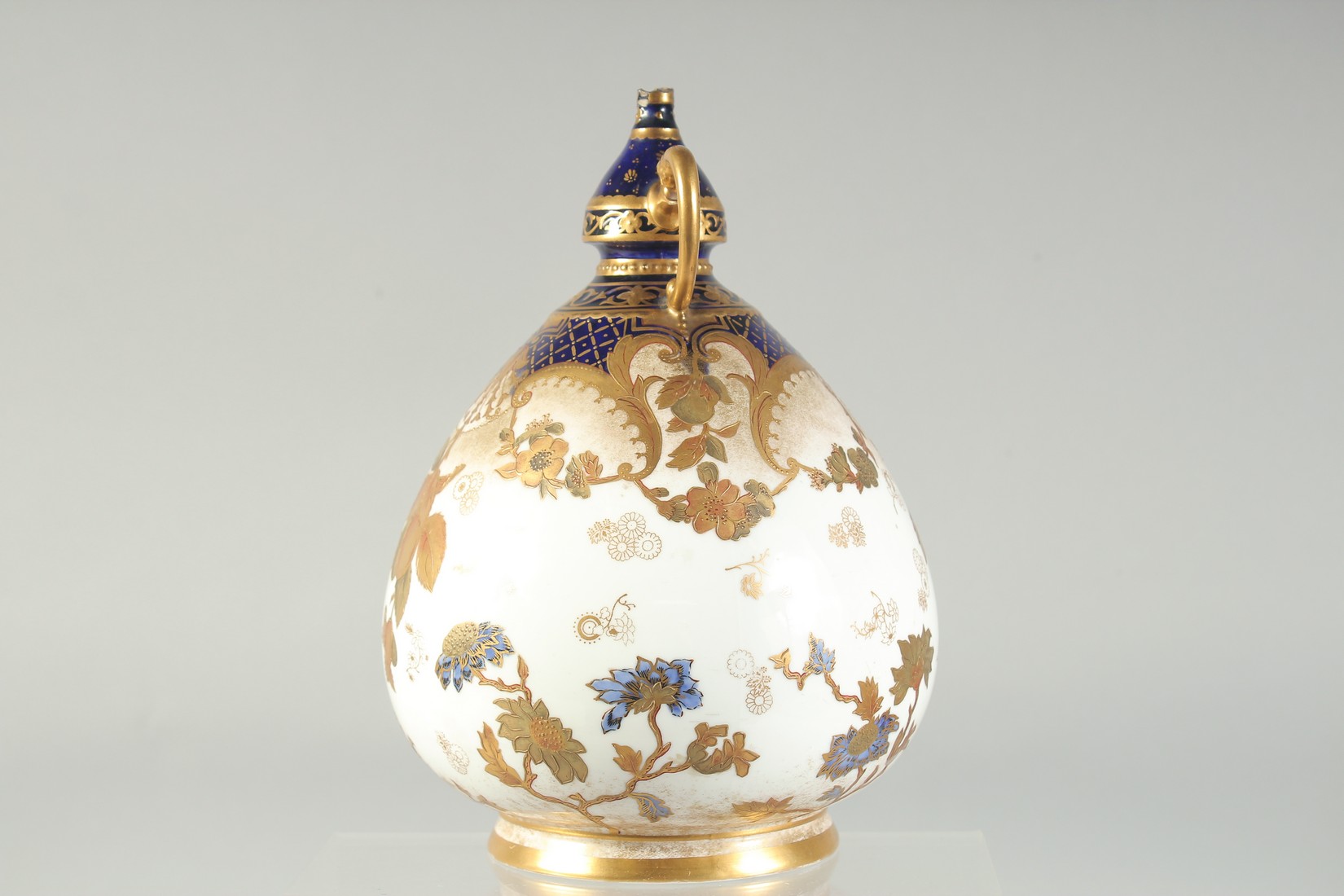 AN OTTOMAN MARKET ROYAL DERBY PORCELAIN VESSEL, with gilded foliate decoration, 22.5cm high. - Image 4 of 7