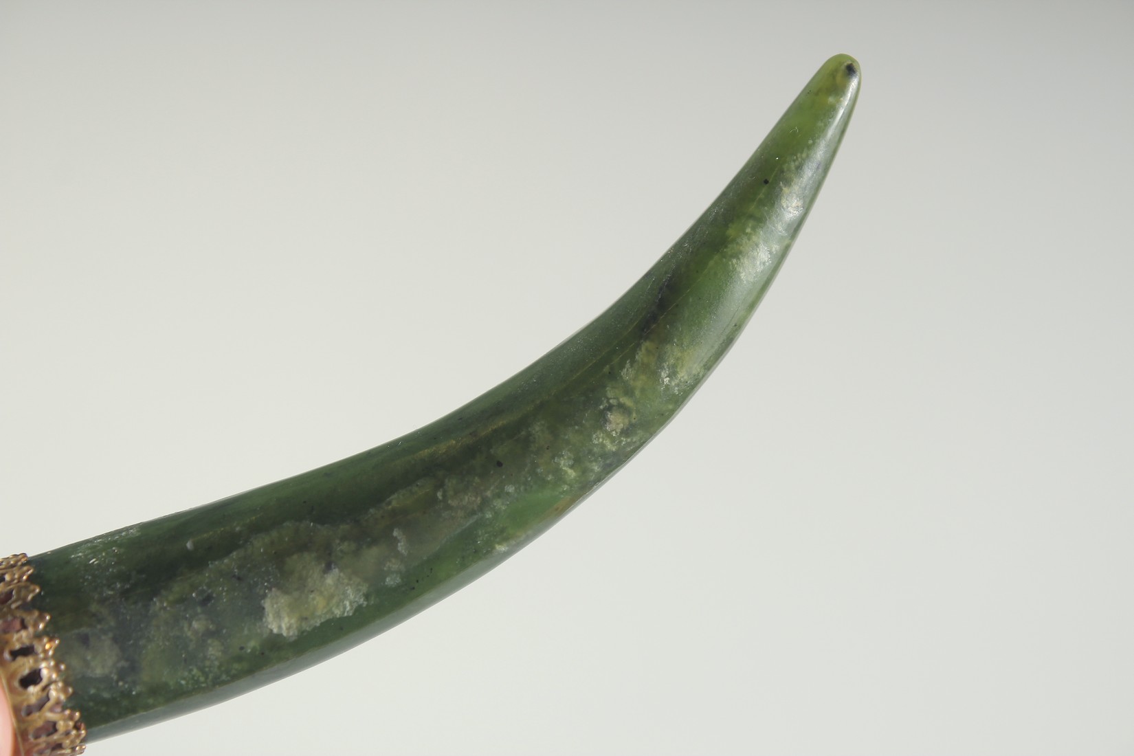 AN 18TH-19TH CENTURY INDIAN SPINACH JADE TOOTH-FORM PENDANT, with gilt metal mount and later - Image 4 of 4