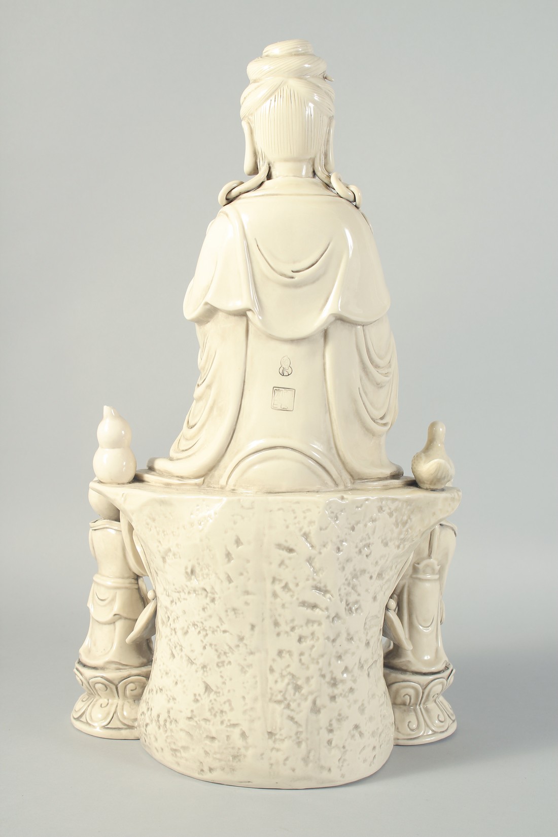 A LARGE BLANC-DE-CHINE GUANYIN AND CHILDREN, 46.5cm high. - Image 6 of 9