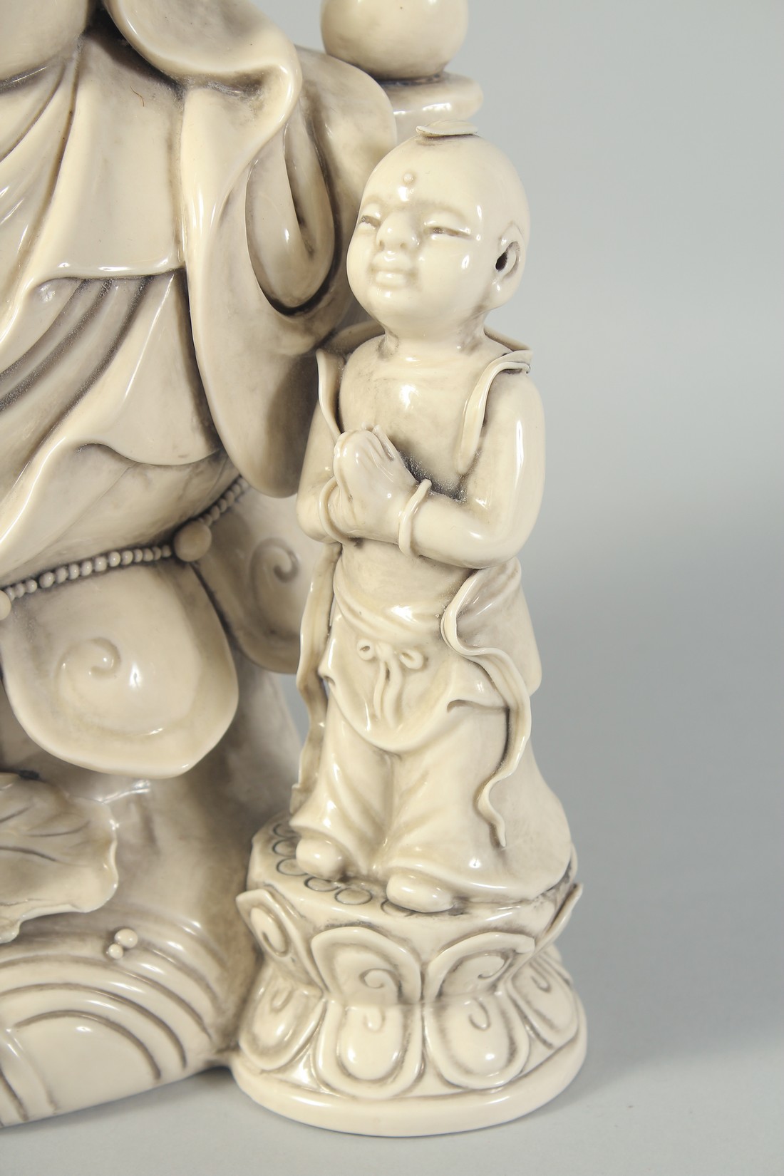 A LARGE BLANC-DE-CHINE GUANYIN AND CHILDREN, 46.5cm high. - Image 4 of 9