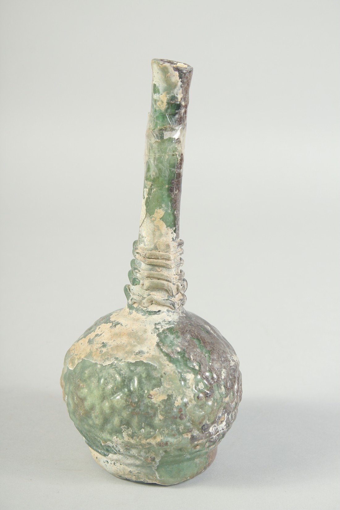 AN EARLY ISLAMIC GREEN GLASS BOTTLE, 20cm high. - Image 3 of 5