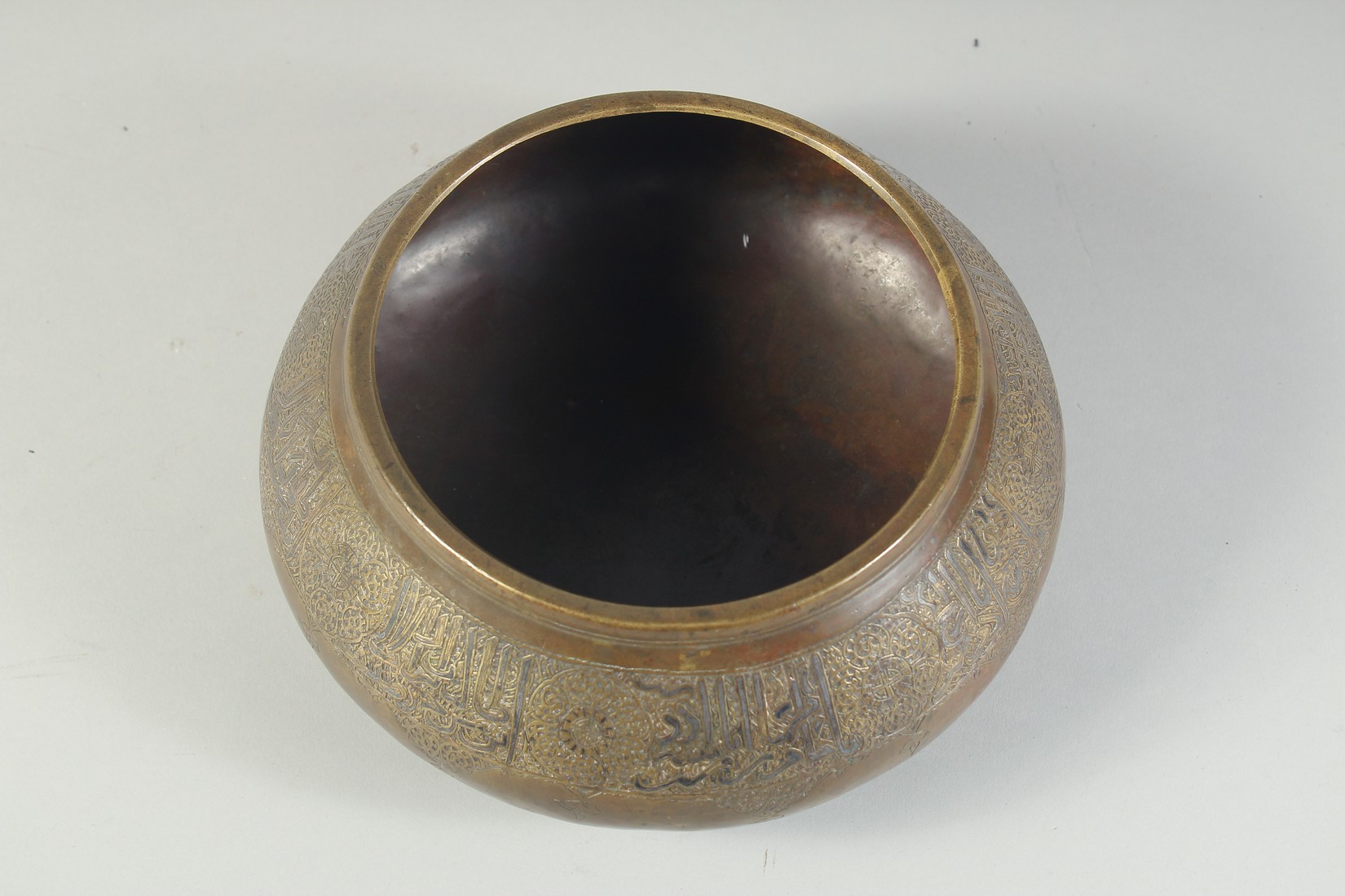 A VERY FINE 14TH CENTURY PERSIAN ILKHANID FARS SILVER INLAID BRASS BOWL, with a band of - Image 4 of 5