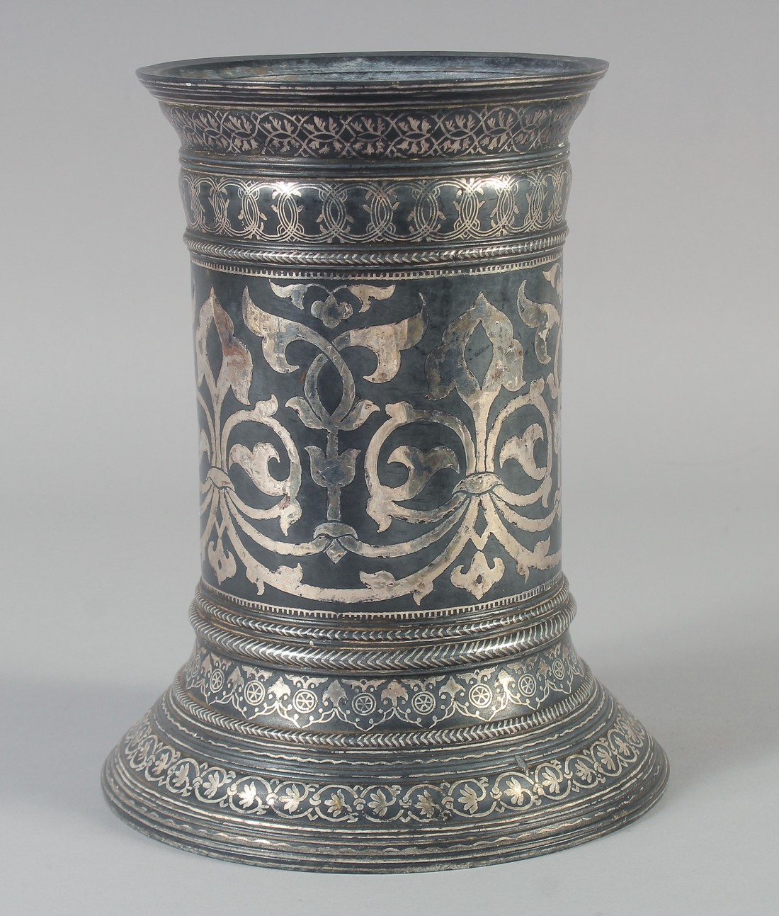 A FINE AND UNUSUAL 18TH-19TH CENTURY LARGE INDIAN BIDRI SILVER INLAID CANDLESTICK / TORCH STAND, - Image 3 of 5