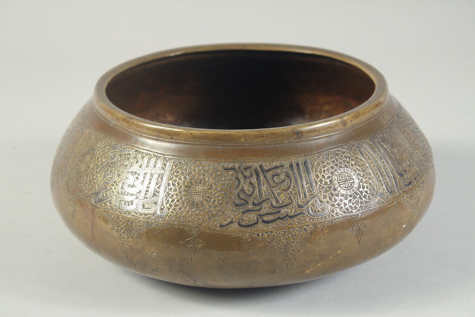 A VERY FINE 14TH CENTURY PERSIAN ILKHANID FARS SILVER INLAID BRASS BOWL, with a band of - Image 2 of 5