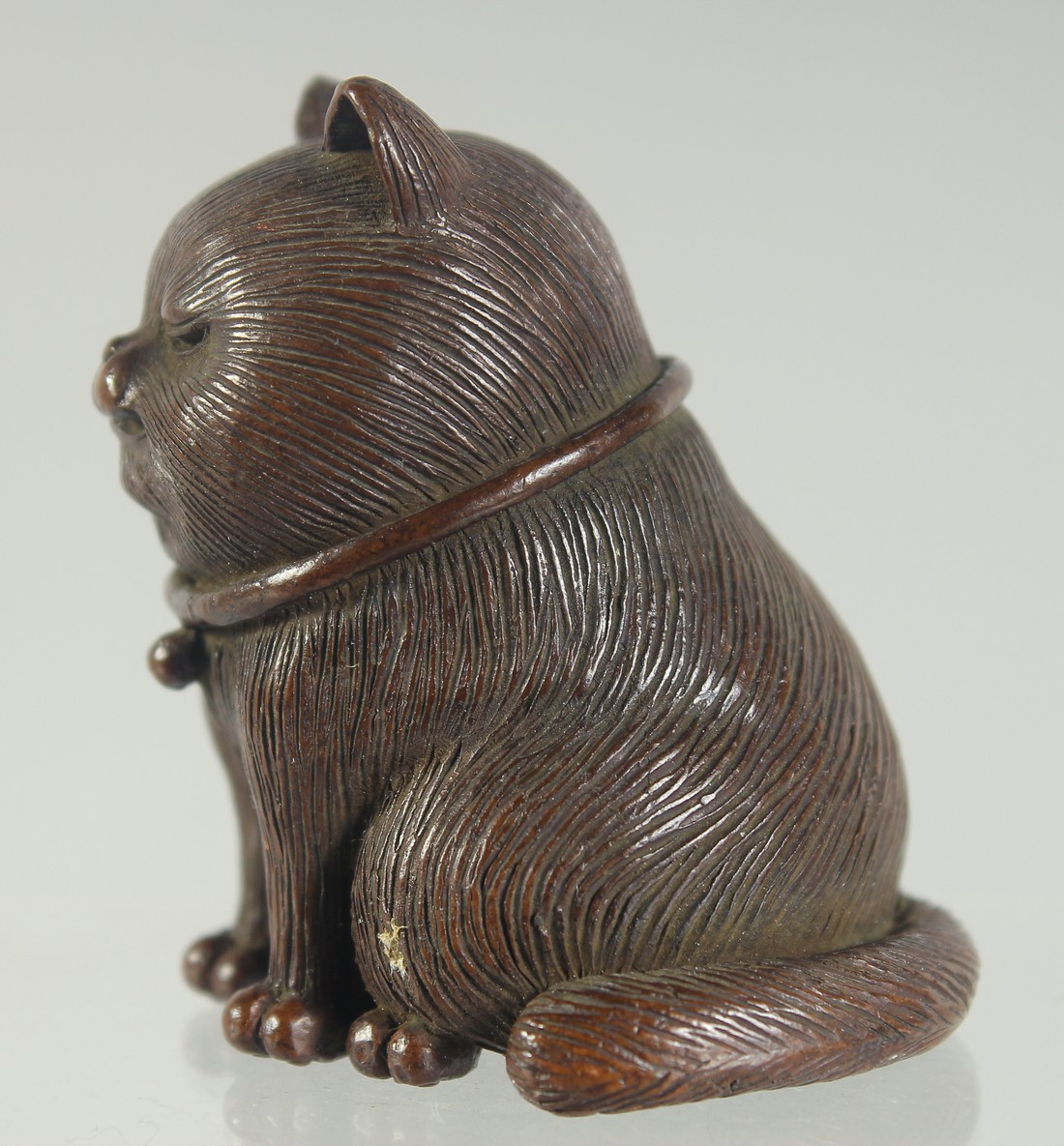 A JAPANESE BRONZE FIGURE OF A CAT, 6cm high. - Image 4 of 5