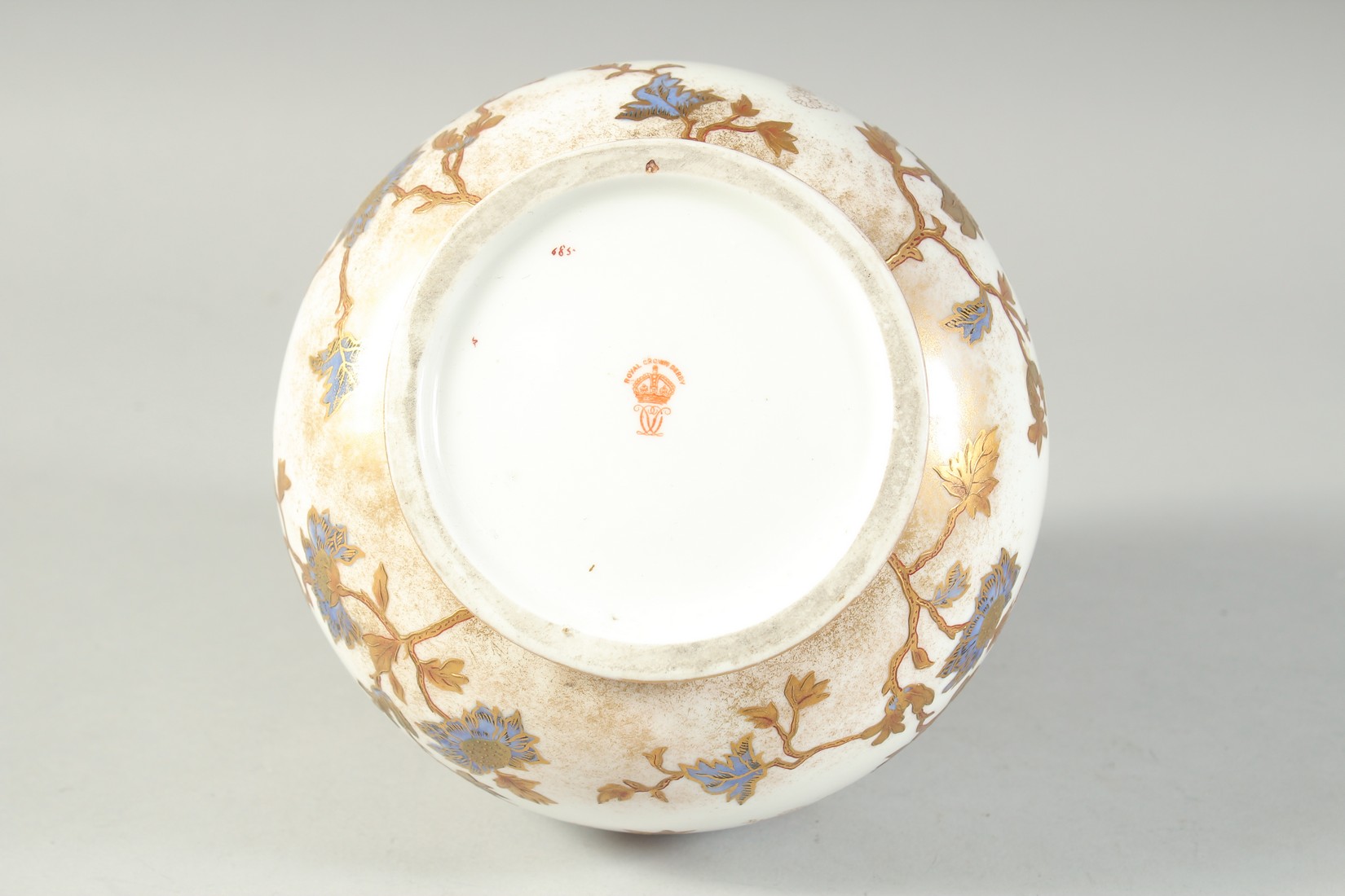 AN OTTOMAN MARKET ROYAL DERBY PORCELAIN VESSEL, with gilded foliate decoration, 22.5cm high. - Image 6 of 7