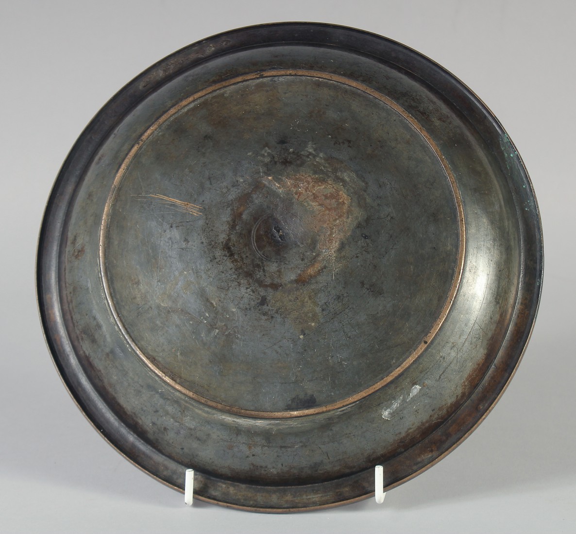 A 15TH CENTURY PERSIAN TIMURID ENGRAVED COPPER DISH, with panels of calligraphy, 23.5cm diameter. - Image 2 of 2