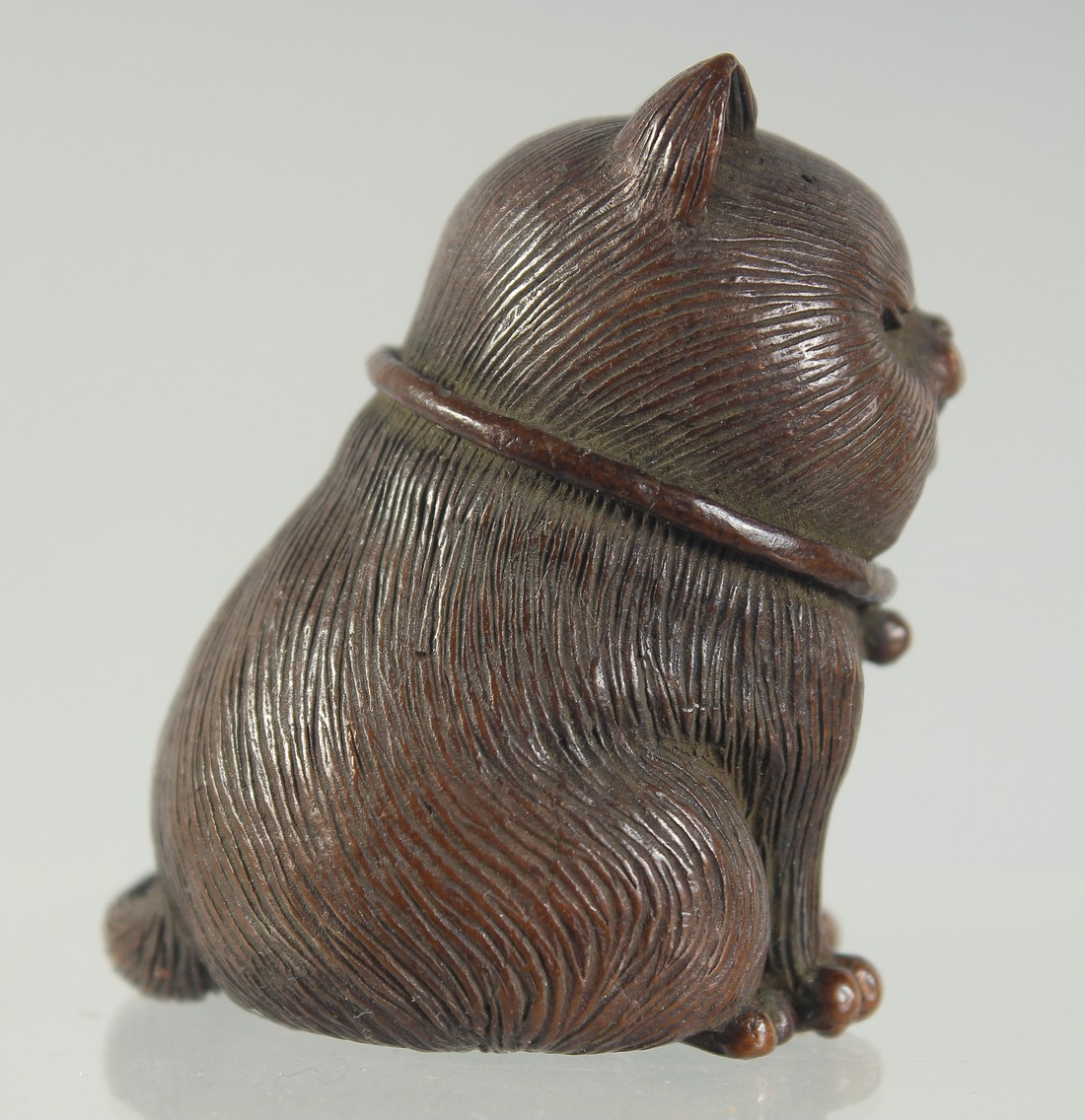 A JAPANESE BRONZE FIGURE OF A CAT, 6cm high. - Image 2 of 5