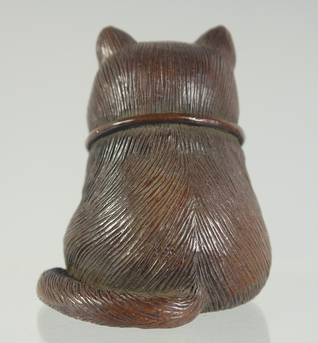 A JAPANESE BRONZE FIGURE OF A CAT, 6cm high. - Image 3 of 5