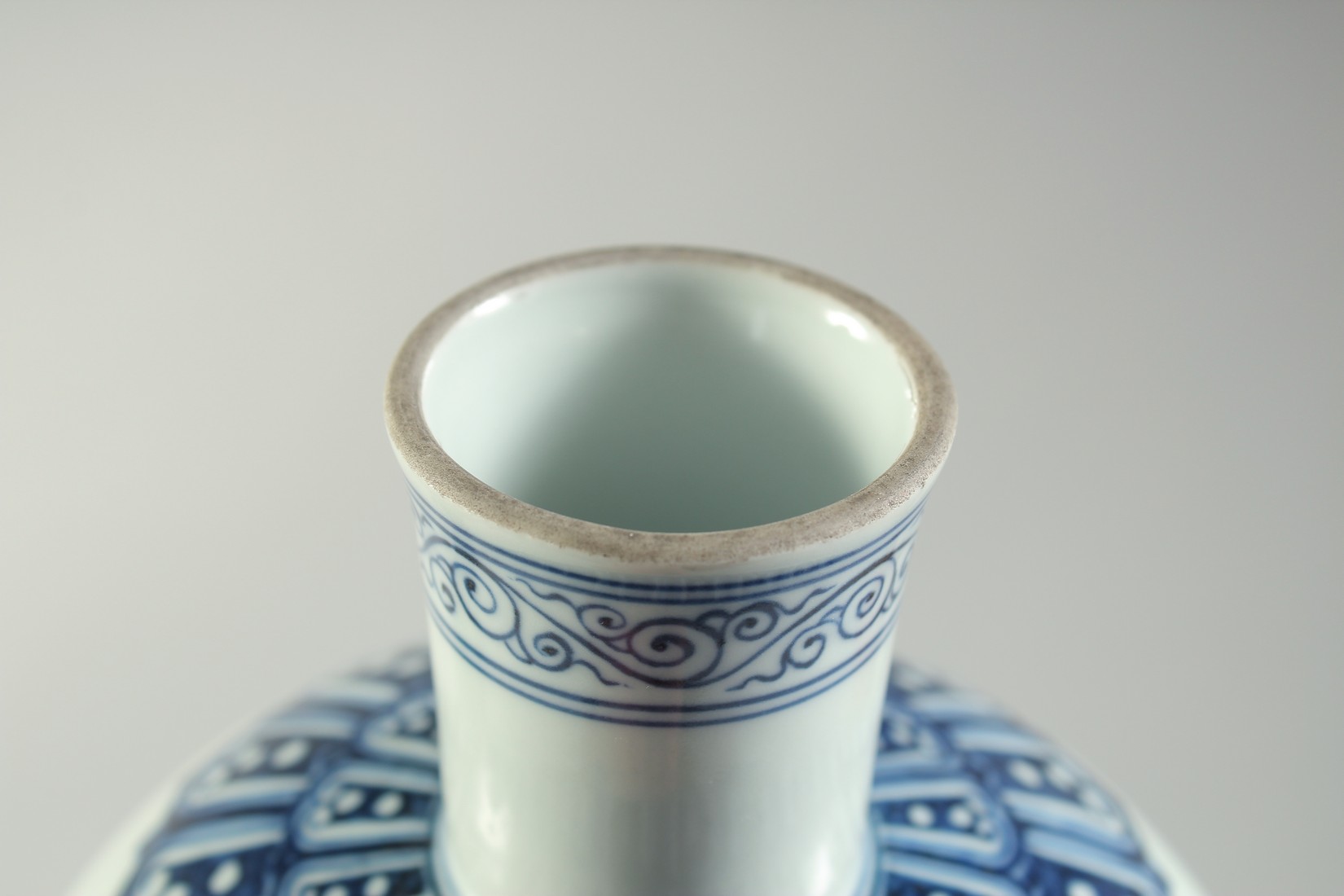 A BLUE AND WHITE PORCELAIN PEDESTAL BOWL, the exterior with a band of characters, interior centre - Image 5 of 5