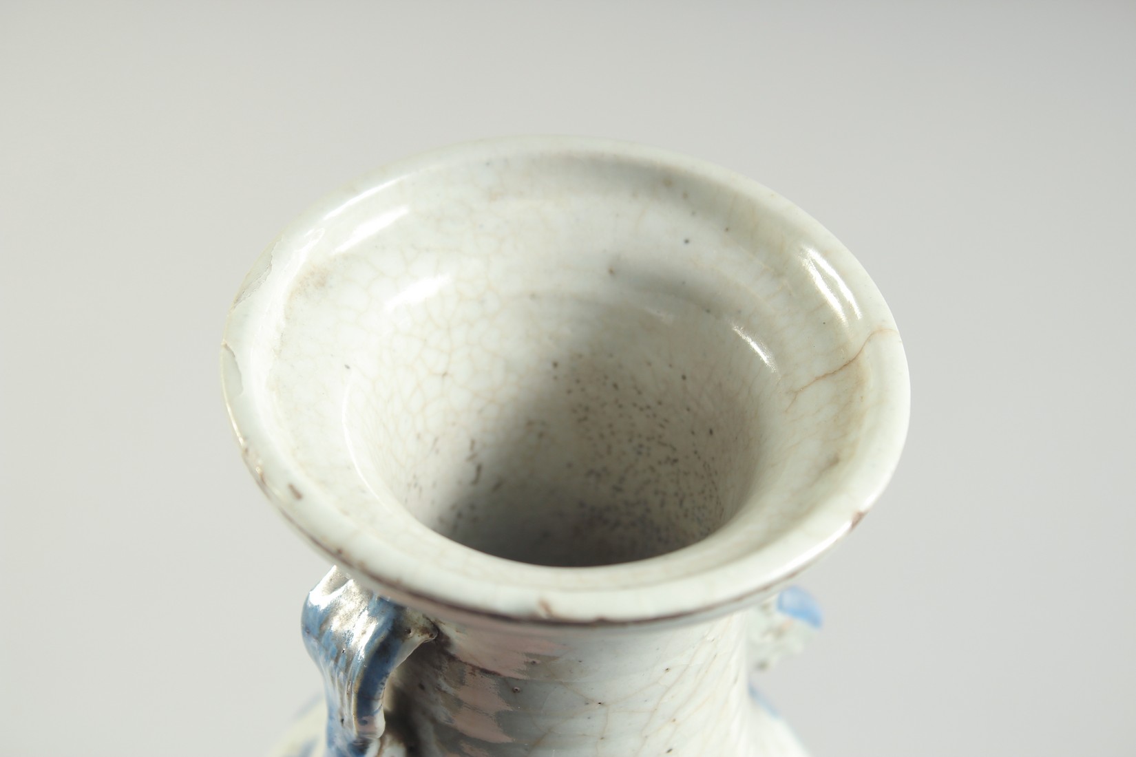 A 19TH CENTURY QING DYNASTY CHINESE BLUE AND WHITE TWIN HANDLE VASE, with hardwood stand, vase 23. - Image 5 of 6