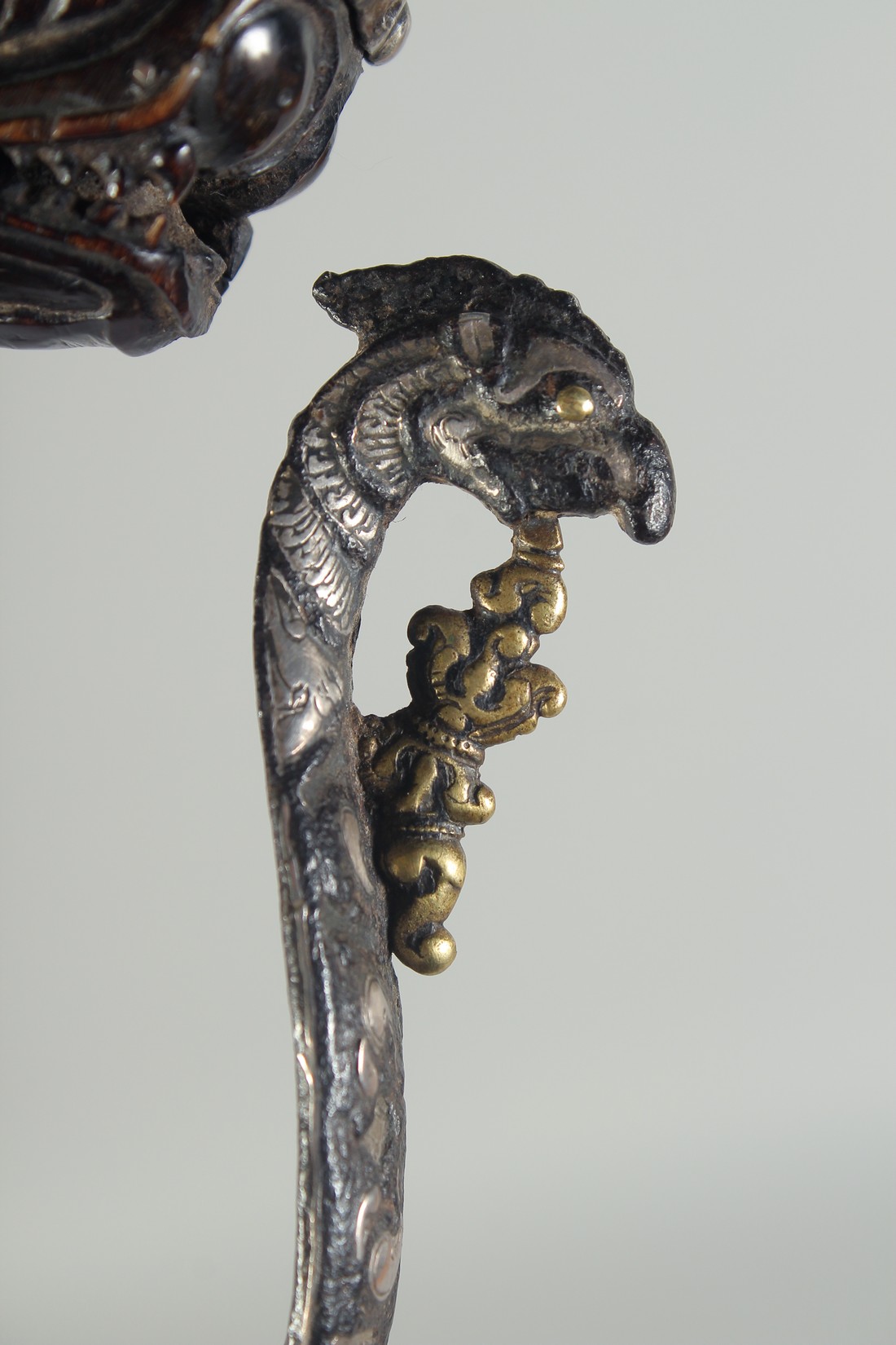 A RARE 17TH CENTURY CEYLONESE SRI LANKAN KASTANE SWORD, with carved silver mounted rhino horn handle - Image 5 of 8