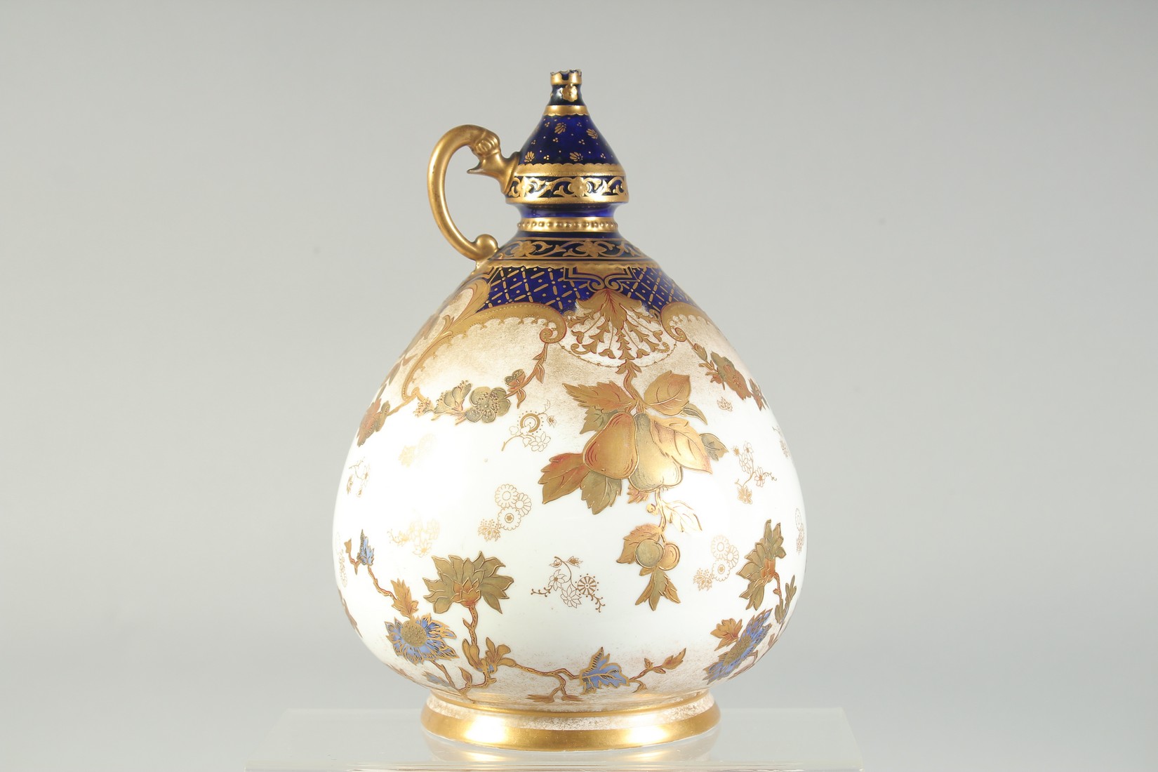 AN OTTOMAN MARKET ROYAL DERBY PORCELAIN VESSEL, with gilded foliate decoration, 22.5cm high. - Image 3 of 7