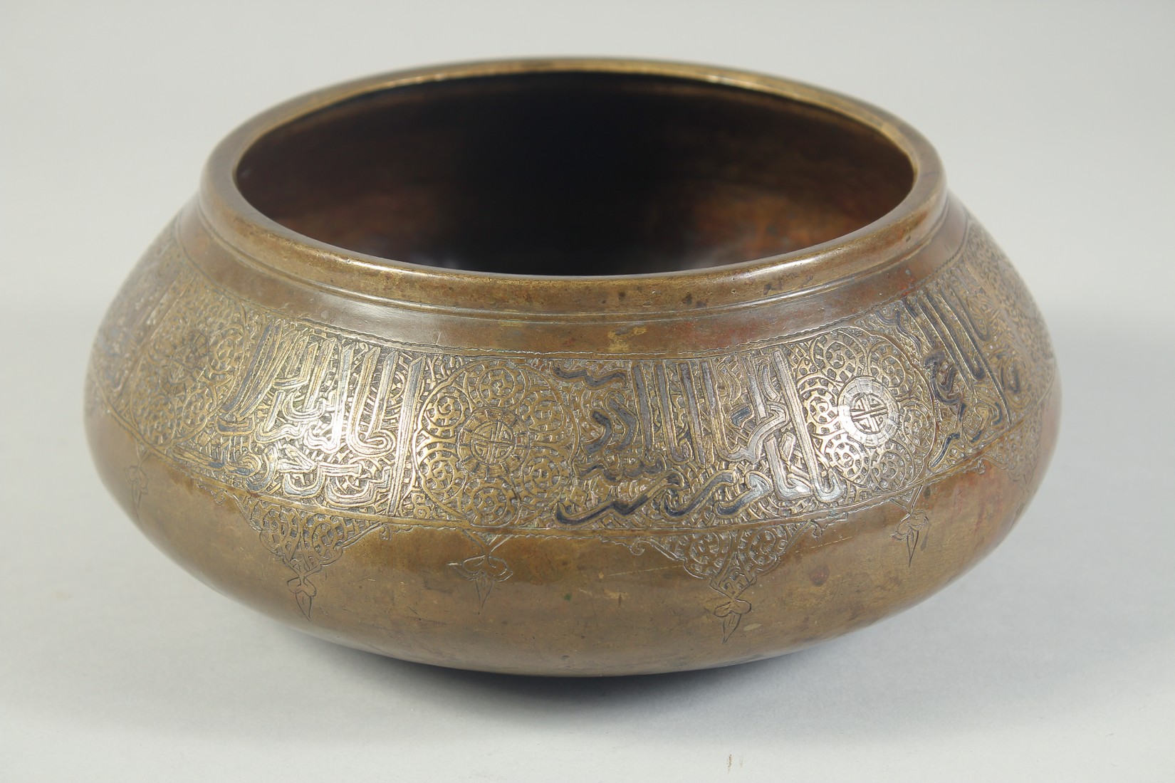 A VERY FINE 14TH CENTURY PERSIAN ILKHANID FARS SILVER INLAID BRASS BOWL, with a band of - Image 3 of 5