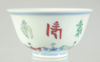 A CHINESE DOUCAI PORCELAIN CUP, with characters and six-character mark to base, 8.5cm diameter.