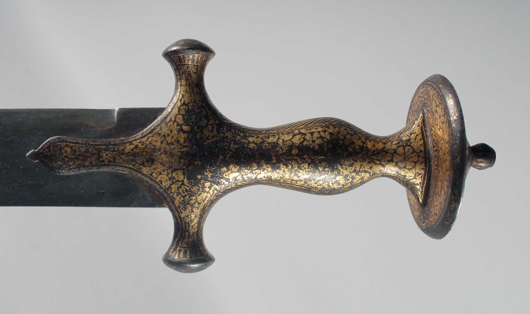 A FINE 19TH CENTURY MUGHAL INDIAN GOLD INLAID STEEL HILTED TULWAR, 93cm long. - Image 2 of 4