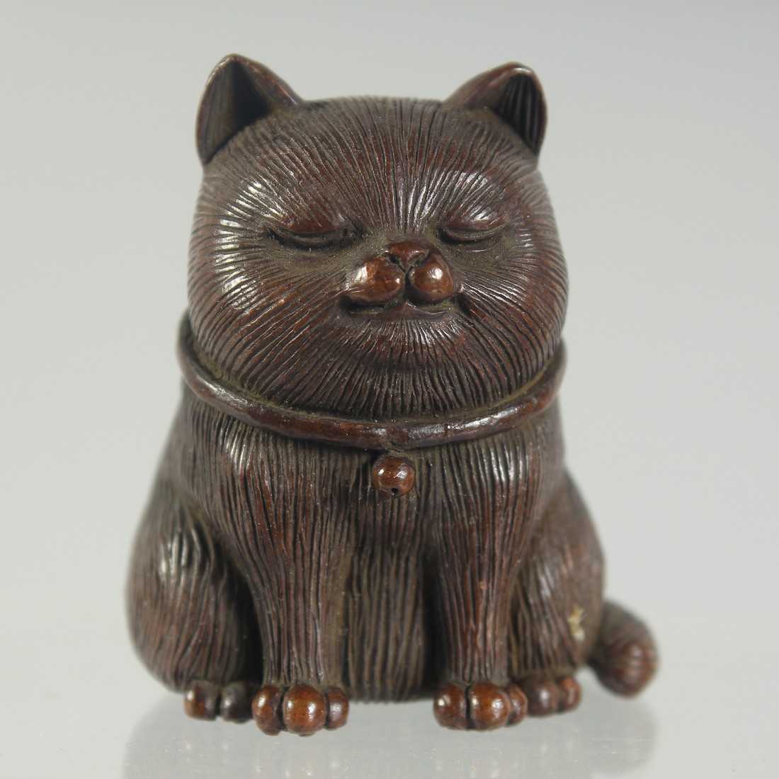 A JAPANESE BRONZE FIGURE OF A CAT, 6cm high.