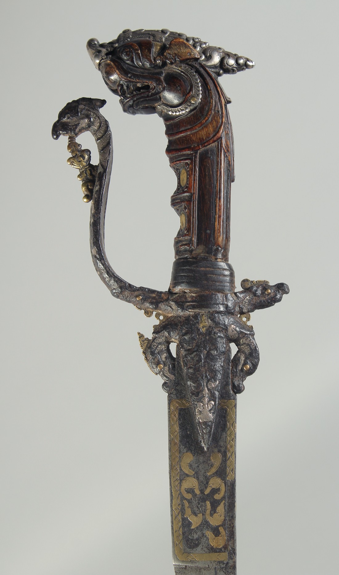 A RARE 17TH CENTURY CEYLONESE SRI LANKAN KASTANE SWORD, with carved silver mounted rhino horn handle