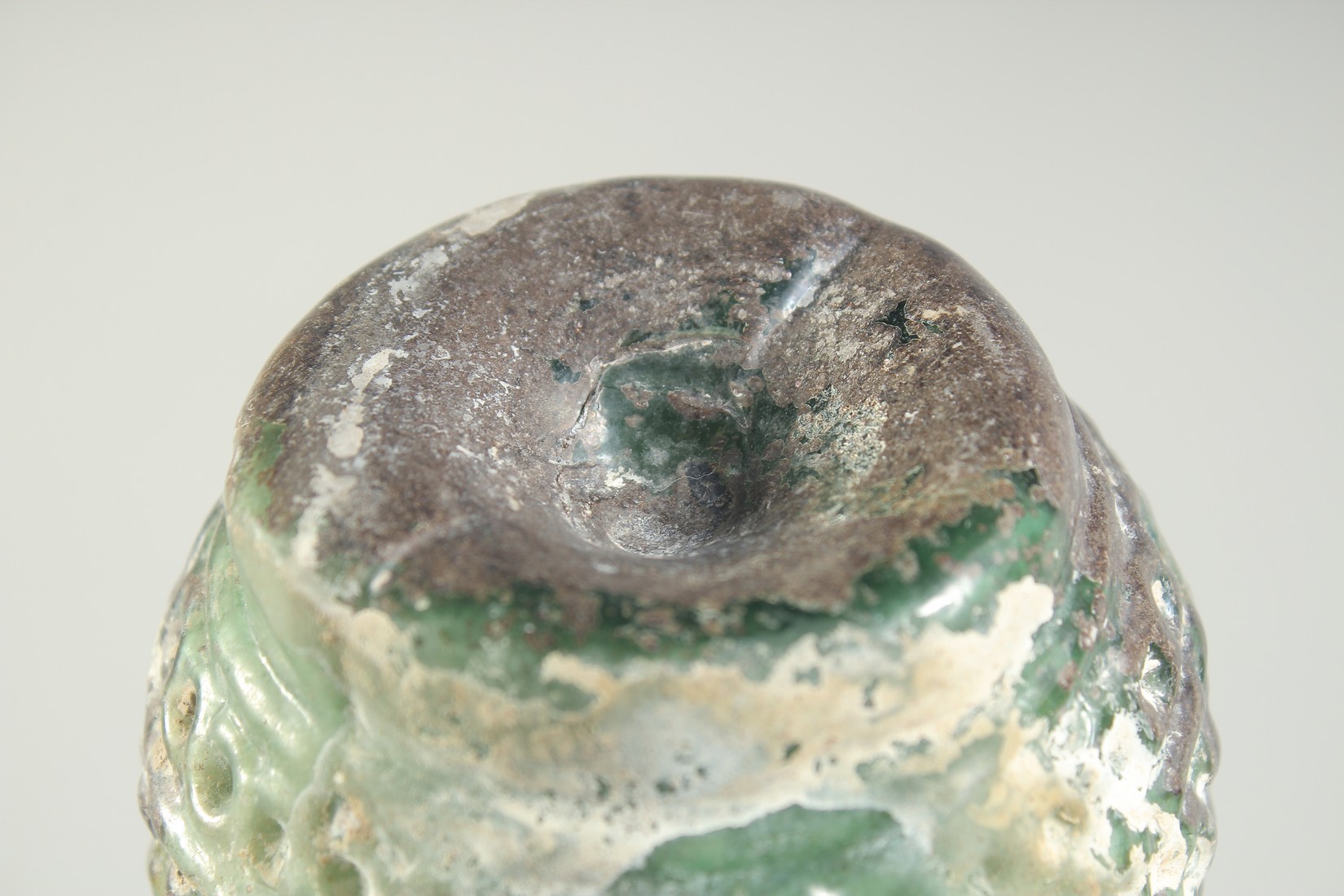 AN EARLY ISLAMIC GREEN GLASS BOTTLE, 20cm high. - Image 5 of 5