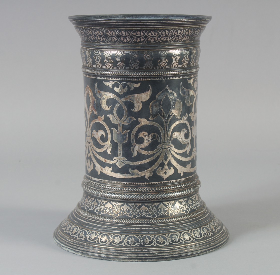 A FINE AND UNUSUAL 18TH-19TH CENTURY LARGE INDIAN BIDRI SILVER INLAID CANDLESTICK / TORCH STAND,