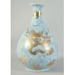 A LARGE CHINESE BLUE AND WHITE OCEAN WAVE YUHUCHUNPIN VASE, decorated with gilt dragon and