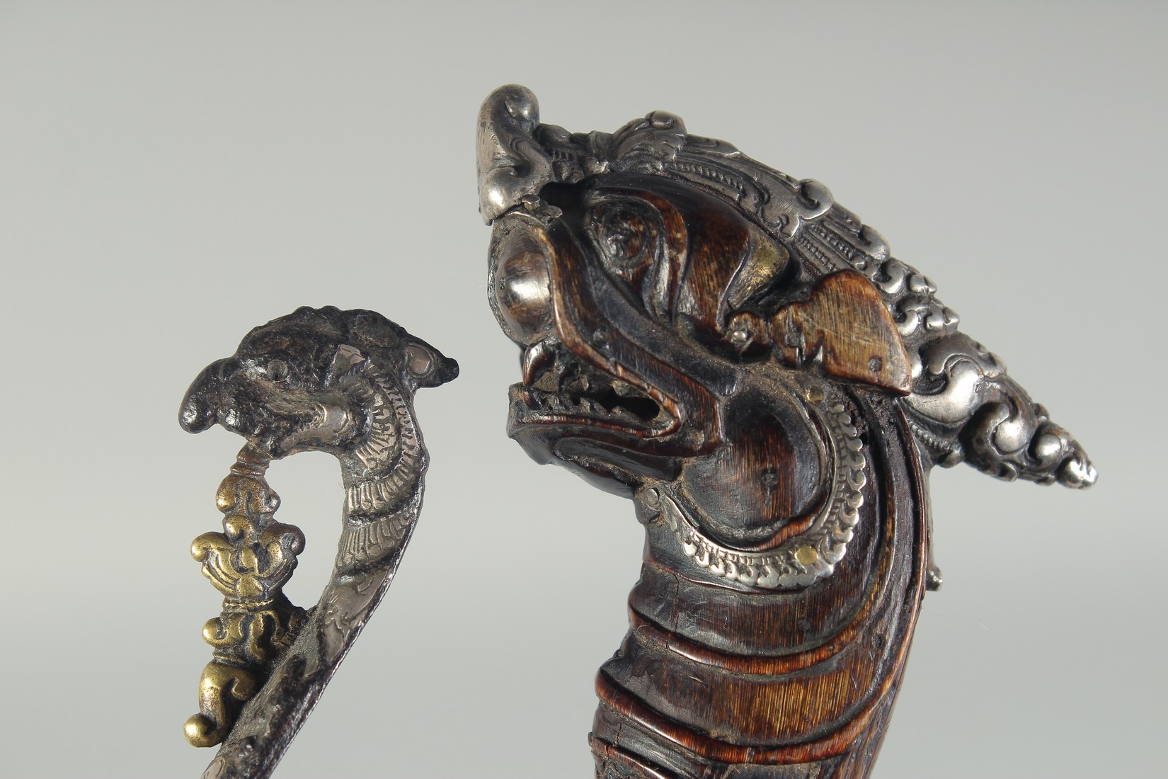 A RARE 17TH CENTURY CEYLONESE SRI LANKAN KASTANE SWORD, with carved silver mounted rhino horn handle - Image 2 of 8