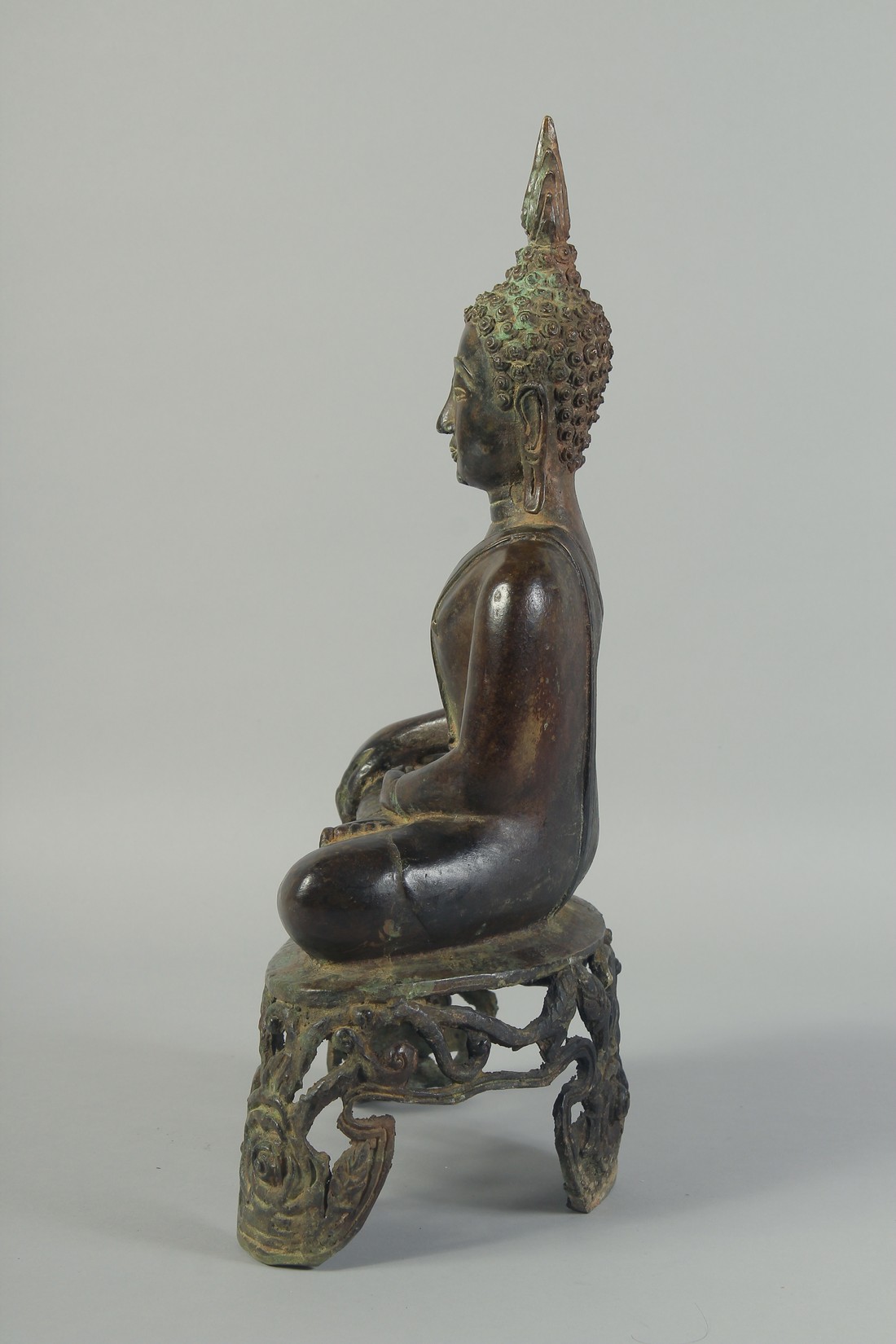 A FINE LARGE SOUTH EAST ASIAN BRONZE SEATED BUDDHA, possibly Thai, raised on openwork base, 45cm - Image 3 of 3