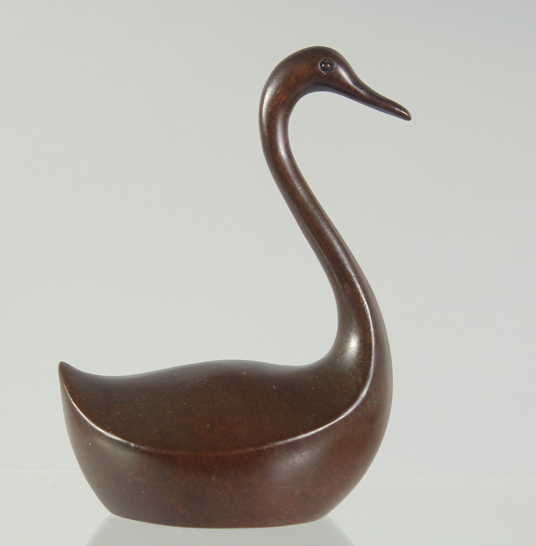 A JAPANESE BRONZE FIGURE OF A SWAN, 10cm high.