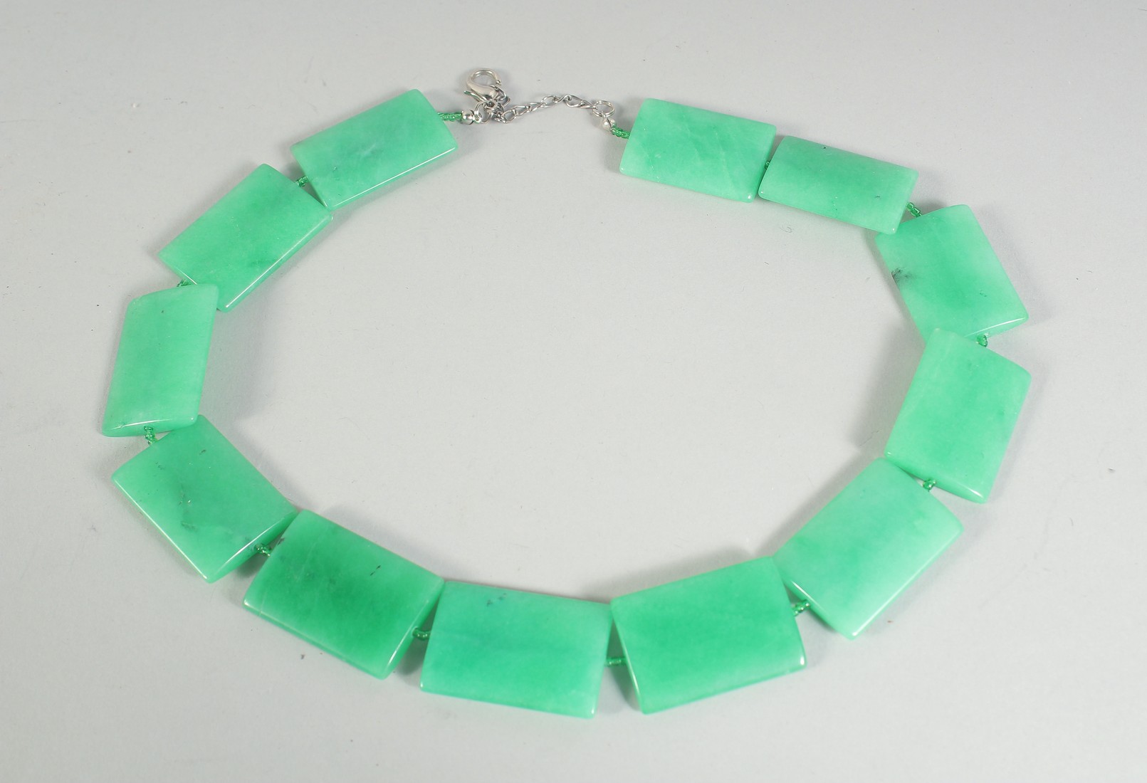 A JADE / JADITE NECKLACE.