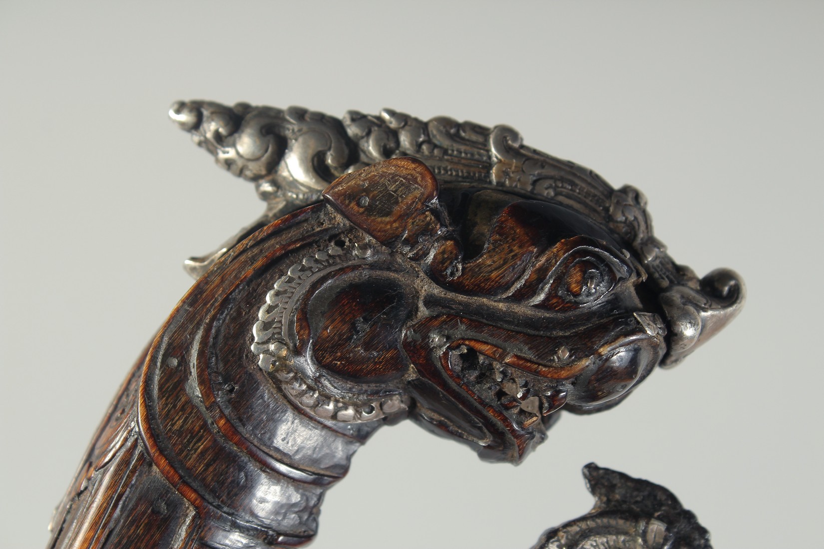 A RARE 17TH CENTURY CEYLONESE SRI LANKAN KASTANE SWORD, with carved silver mounted rhino horn handle - Image 6 of 8