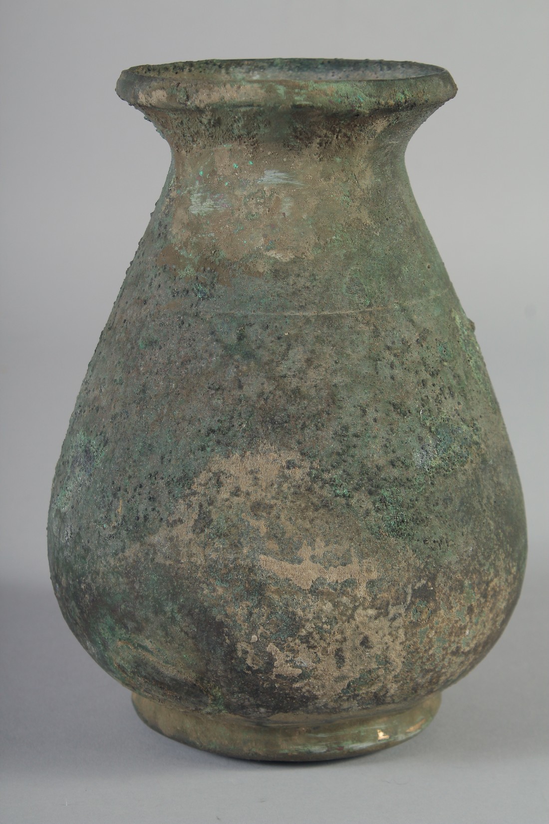 AN UNUSUAL ANCIENT PERSIAN OR ROMAN VASE, 19.5cm high. - Image 3 of 5
