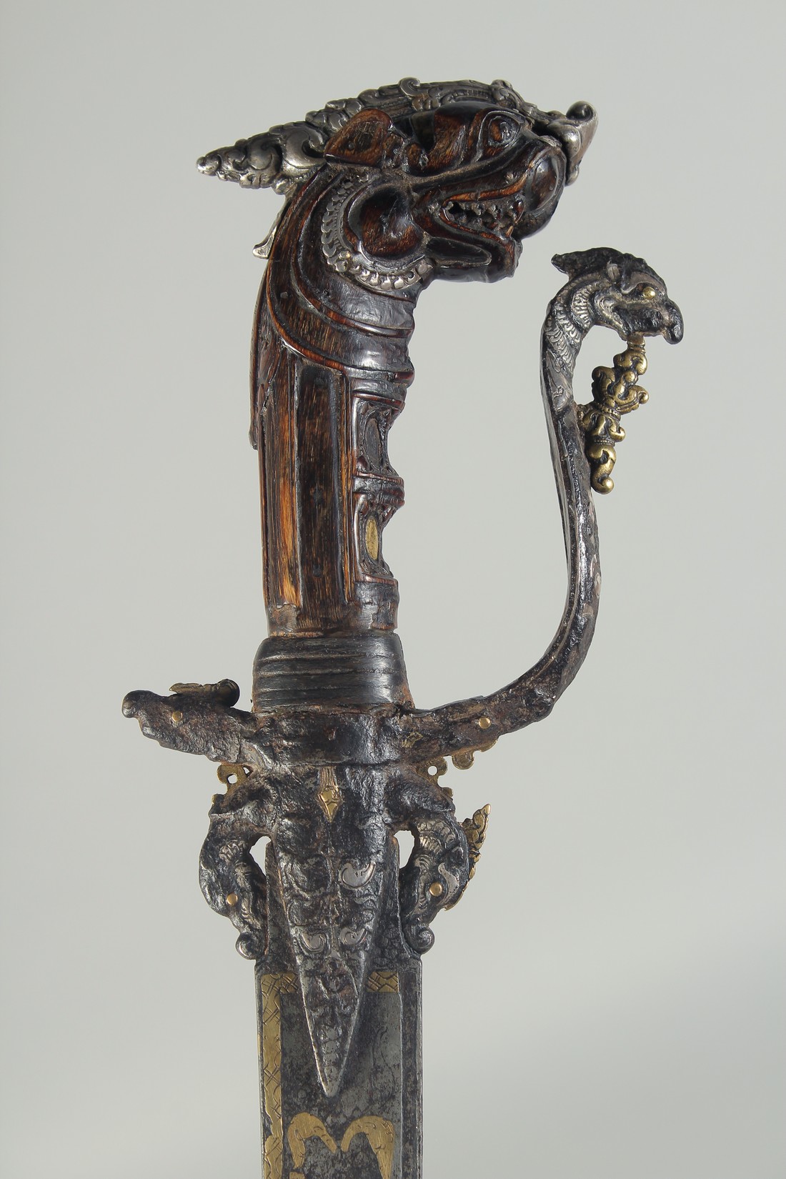 A RARE 17TH CENTURY CEYLONESE SRI LANKAN KASTANE SWORD, with carved silver mounted rhino horn handle - Image 4 of 8