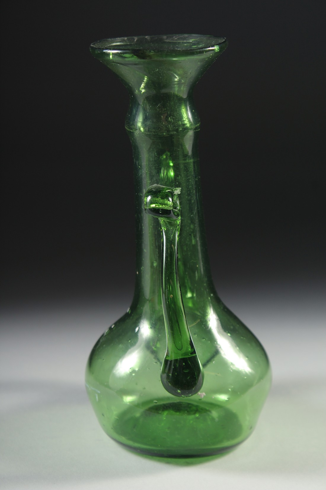 AN 18TH-19TH CENTURY PERSIAN BLOWN GLASS EWER, 16.5cm high. - Image 4 of 6